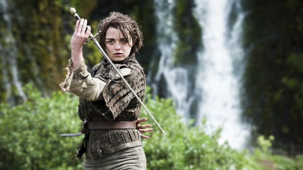 Acılar ailesi Stark’ın belki de en şanslı üyesi minik Arya’mız artık Bravos’un Çok Yüzlü Tanrı’sına hizmet eden ve yeteneklerini geliştiren bir konuma geldi dizimizde. Tapınağa gelen ölüleri yıkayarak başlayan eğitim süreci, yüzünü istediği surat ile değiştirmeyi öğrenip en büyük amaçlarından birine ulaştı.