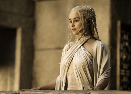 Final bölümünün de yayınlanmasıyla birlikte bu sezon da Game Of Thrones’a veda ettik. Kimi zaman burukluk, çoğunlukla hayal kırıklığı ama yine de dört gözle bekletecek 1 yıl bıraktı geride tüm karakterleriyle birlikte. Tyrion’ın kıtalararası yolculuğu, Cersei’nin ilk defa entrikalarda yenilmesi, Daenerys’in ejderhalarla dansı ve dizimizin olmazsa olmazı Stark ailesinin bahtsızlığı ile geçirdik 5. sezonu. <br /><br /> Artık kimi yerlerde kitaptan ayrı ilerlese de sezon finali ile gösterdi ki karakterlerin sonları pek bağımsız ilerlemeyecek gibi. Biz de bu yazımızda 5. sezonda karakterlerimizin başına gelenlere bir göz gezdirelim.<br /><br /> (Kaynak:cagrikacmaz.com)