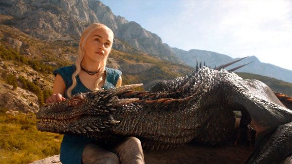 Tahtın geç kalmış sahibi, ejderhaların anası, Meereen’in bahtsız kraliçesi nam-ı diğer Khaleesi’miz Daenerys, bu sezonun en az kazayla kurtulan karakterlerinden diyebiliriz. Özellikle iç karışıklıklarının hüküm sürdüğü Meereen’de elinden geleni yapmasına rağmen suratsız katillerin suikast planlarıyla uğraşmaktan yoruldu. <br /><br /> Sırf şehrinde huzuru sağlamak için şehrin zenginlerinden Hizdarh zo Loraq ile evlenip, ölüm çukurlarını açtırmasına rağmen ölümden Drogon sayesinde kurtuldu. Aynı zamanda artık arkasında Tyrion Lannister, Lord Varys gibi Westeros’un külünü yutmuş en zeki karakterlerin de olması taht için elini güçlendirmesine sebep oldu.