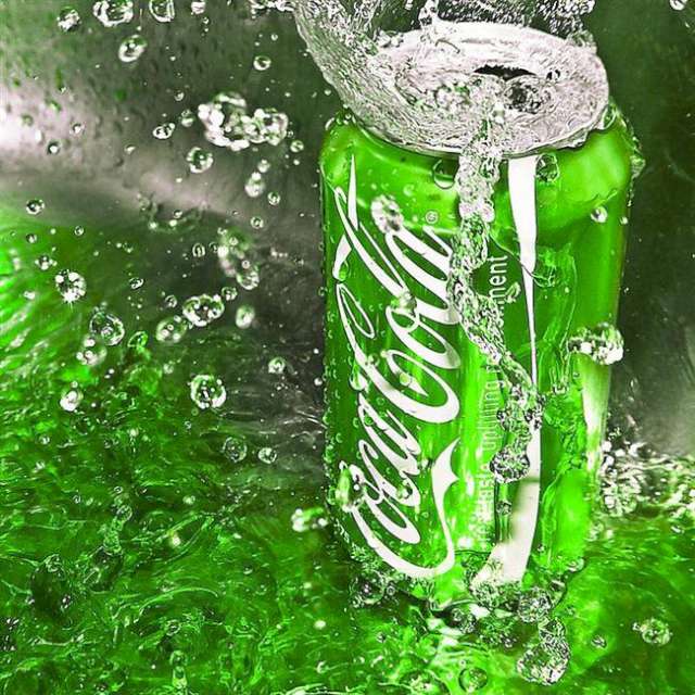 Coca Cola'da renklendirici kullanılıyor; gerçek rengi ise yeşil.