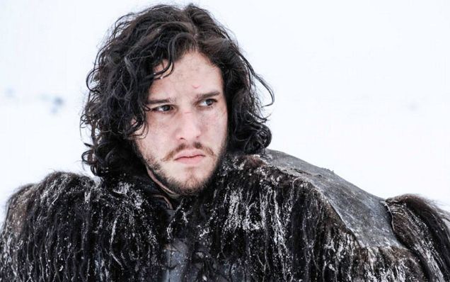 Geldik 5. sezonun izleyicide en fazla yara bırakan karakteri, Stark’ların son büyük evladı, başına ne geldiyse onurlu ve hümanist duruşundan gelen Jon Snow’a. Bu sezon aslında oldukça güzel başladı Jon Snow için. Önce yabanılları Sur Savaşı’nda yendi, Mance Rayder’ı esir aldı ve Gece Nöbetçi’lerinin Lord Kumandan’ı seçildi. Bölümler ilerledikçe bu iyi günler, Gece Nöbetçi’lerinin kuşkuları sebebiyle gergin zamanlara bıraktı yerini. <br /><br /> Çünkü onurlu kardeşimiz Jon Snow’un kalbi, yabanılların Sur ötesinde donmasına el vermemiş ve aynı zamanda Ak Yürüyenler ile savaşmak için kaynak olmaları umuduyla onları Sur’un içine getirmek için ayaklarına kadar gitmişti. Bu durum bardağı taşıran son damla oldu ve Gece Nöbetçi’lerinin haince saldırısına uğradı. Sezonun son sahnesinde arkadaşları tarafından bıçaklanan Lord Kumandan Jon Snow, son darbeyi ise hayatını kurtardığı veletten yedi. Ne demişler; “Besle kargayı oysun gözünü” . <br /><br /> Kitapları da okuyan biri olarak içimde Jon Snow’un seriye geri döneceği hissi mevut. Gelecek sezon ne gösterecek hep beraber göreceğiz.