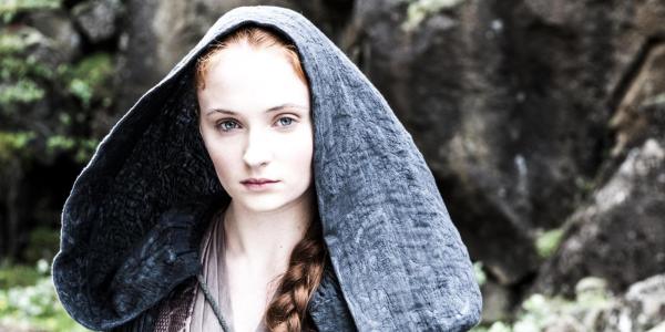Psikopat Ramsay Snow ile olan mecburi evliliği ve yaşayabileceği en kötü ilk gece tecrübesi ile o da artık eski kırılganlığından uzaklaştı. Hatta öyle ki, Ramsay’in korkusundan geçmişini hatırlamayan Reek yani Theon Greyjoy ile birlikte kaçışı sanırım başka söze gerek bırakmıyor. Kim bilebilir, belki de ileride Cersei’nin varisi bellidir…