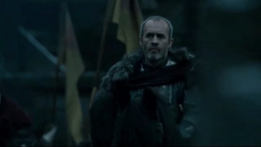 Stannis Baratheon belki de dizide izleyici açısından tek sezonda hissedilenlerin değiştiği yegane karakter diyebiliriz. Geçen sezon herkes hak ettiği krallığı alması taraftarıyken, bu sezon yaptıklarıyla izleyicilerdeki kredisini tüketti. Sezonun başlarında sura yaptığı yardımlar hoş karşılansa da Kış Tepesi’nin Bolton’ların elinden almak için çıktığı yolda insanlığını da bıraktı.