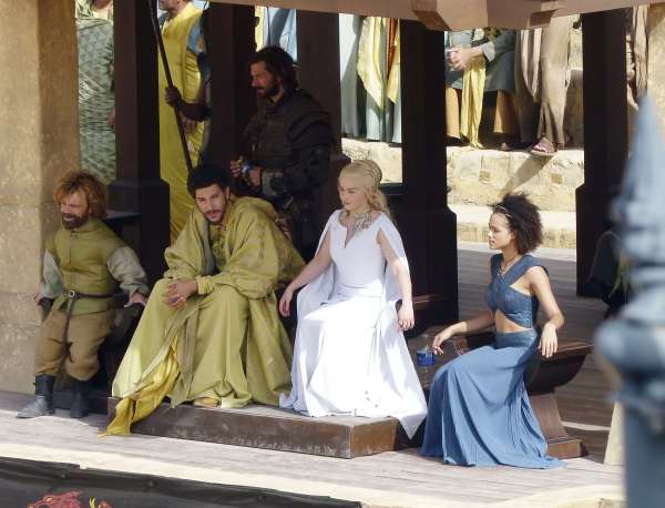 Önce köle gemisi tarafından tutsak edilip, ardından dövüş çukurlarında bir kılıcın ucuna bağlı olan hayatları sevgili Daenerys sayesinde Meereen’de kısa süreli de olsa ülke yönetimine götürdü. <br /><br /> Şu an Lord Varys ile birlikte fantastik dünyanın öbür ucunda yeni hükümdarlıklarını yönetmekle meşguller. Kısacası kendisine 5. sezonun nadir kazanan karakterlerinden biri diyebiliriz. Sevdiğimiz yaşayan bu kadar az karakter kalmışken tahtaya vurmakta fayda var.