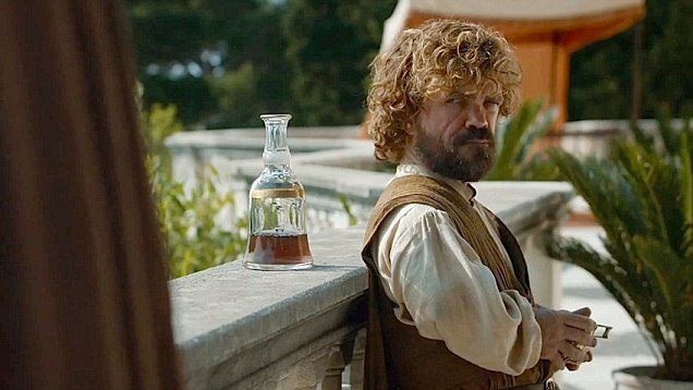 Memleketinden uzağa sürülüp yedi krallığın ötesine tekin bir yolculuğa çıksa da, Tyrion yine dört ayak üzerine düşmesini bildi. Lord Varys korumasında başlayan Meeren yolculuğu bir genelevde mola verdiklerinde Jorah Mormont ile kaderlerini ortak değiştiren adımı atmış oldular. Başka bir yerde hayatında bir değişim yaşanması beklenemezdi zaten.