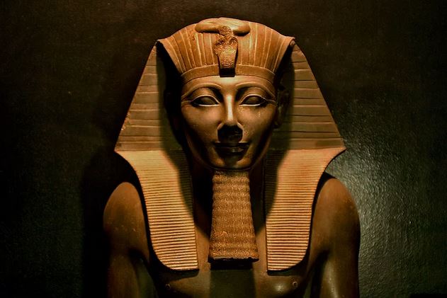 Hatşepsut'un güçlü iktidarının ardından tahta geçen III. Thutmose, yanındaki kişilerin de etkisiyle annesinden kalan izleri silmeye başladı. Fakat dış tehditler artmaya başladıkça buna çok da fırsat bulamadı ve seferlere çıkmaya başladı. <br /><br /> Bir süre sonra vicdan azabı çeken III. Thutmose, bir zamanlar annesinin çektirdiği dişin üzerine Firavun Hatşepsut yazdırdı ve bunu ömür boyu yanında taşıdı.