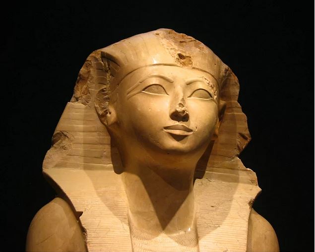 Hatşepsut Antik Mısır'ı yöneten 18. hanedana mensup bir firavundur. Babası I. Thutmose'dur. Annesi iki kız doğurdu ancak sadece Hatşepsut hayatta kalabildi. Oldukça güçlü bir firavun olan babası geride bir erkek bırakmak için bir eş daha aldı. Bu eşinden olan çocuğu Thutmose, sonradan Hatşepsut'un eşi olacaktı. Hatşepsut annesinin tek kızı olarak çok güçlü ve bir erkek gibi yetiştirildi.