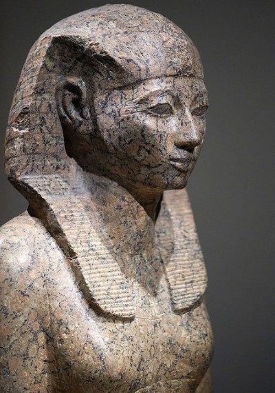 İleride "bastırabileceği" bir aday seçen Hatşepsut, üvey oğlunu yetiştirme görevini üzerine aldı. Küçük Thutmose'u devlet işlerinden uzaklaştırıp askeri görevlere daha yakın tutmaya başladı. Devlet yönetimi konusunda kendini geliştiren Hatşepsut, din adamları ile de yakınlık kurmayı ihmal etmedi.