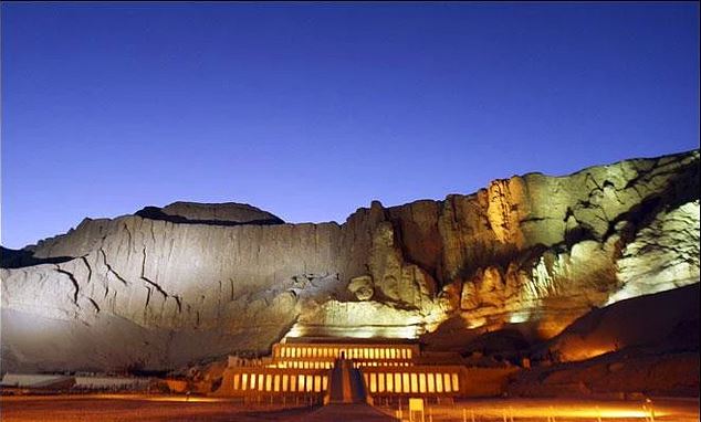 III. Thutmose sözünü tutmadı ve çoğu devlet adamını öldürttü. Bunu haber alan Hatşepsut oğlunun karşısına geldi ve ''Mısır üzerinde intikamım kalacak. Bekleyin, göreceksiniz!'' diyerek bir daha görülmemek üzere kayboldu.