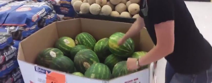 Şimdi size yaz günü karpuzla nasıl serinlenir onu göstereceğiz...