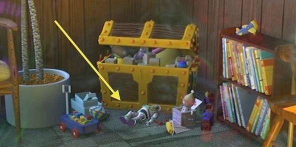 Kayıp Balık Nemo<br /><br /> Filmde, dişçinin bekleme odasında duran tanıdık bir sima var. 'Oyuncak Hikayesi' filminden Buzz Lightyear.