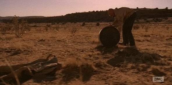 Breaking Bad<br /><br /> Dizinin ilk bölümünde Walter White, çölün ortasında ortağı Jesse ile metamfetamin üretirken pantolonunu çıkarmıştı. Dizinin finaline doğru, Walter tekrar çöle döndü ve yıllar önce çıkarttığı pantolon hala oradaydı.