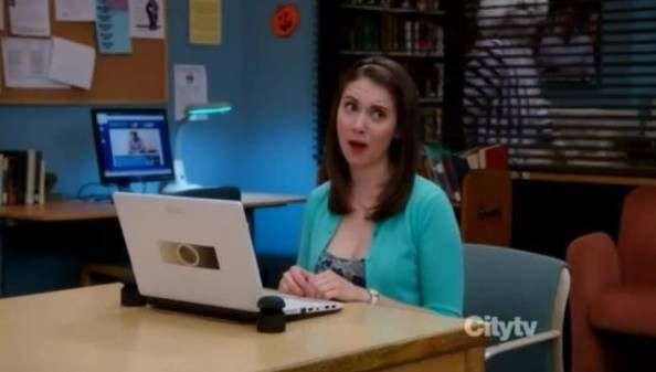 Community<br /><br /> Dizide Beetlejuice kelimesi üçüncü kez geçtiğinde, arkada filmin başrol karakteri beliriyor.Beetlejuice: 1988 yapımı, fantastik komedi filmi