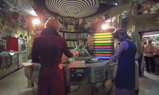 A Clockwork Orange<br /><br /> Stanley Kubrick plak dükkanı sahnesinde plaklar arasına '2001: A Space Odyssey' plağını da eklemiş.