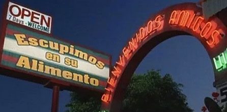 2004 yapımı komedi filminde bir sahnede, resimde de görülen bir İspanyol restoranının tabelasında (Escupimos en su Alimento) aynen şu yazıyor: <br /><br /> 'Yemeklerinizin içine tükürüyoruz.'
