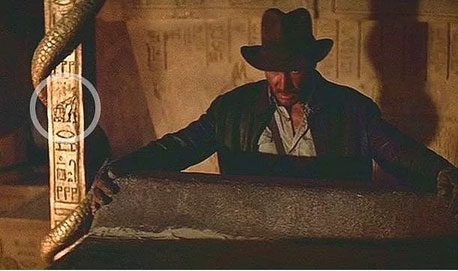 Indiana Jones: Kutsal Hazine Avcıları<br /><br /> Resimde yuvarlak içine alınmış yerde Star Wars'tan bildiğimiz C3P0 ve R2D2 robotlarının resmi çizilmiş.