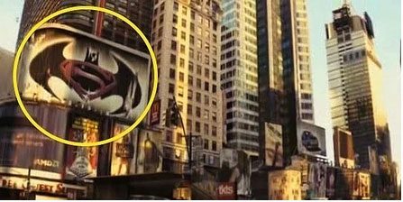 Ben Efsaneyim<br /><br /> Will Smith'in başrolünde oynadığı filmin bir sahnesinde Batman vs Superman'i temsil eden bir poster göründü. 2016 yılında Batman vs Superman filminin çekileceğini öğrendik. Yalnız işin garip tarafı, Ben Efsaneyim filmi 2007 yapımıydı.