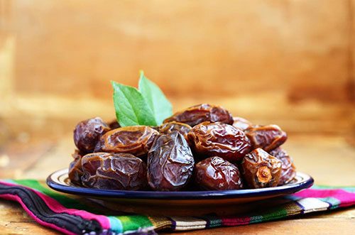 MİDEDE TOKLUK HİSSİ YARATIYOR <br /><br /> Hurma’nın lif oranı çok yüksektir. Lifi yüksek demek mide bağırsakta sünger etkisi gösteren demektir. Bu durumda hurma midede sünger gibi şişip yer kaplayacağı için aynı zamanda da tokluk hissini oluşturacaktır.