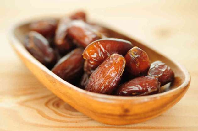 İFTARDA DEĞİL SAHURDA DA YİYİN <br /><br /> Biz genelde iftarda hurma yemeyi alışkanlık haline getirmişizdir. Ancak sahurda da tüketilecek 2 adet hurmanın günlük tok kalma süresini uzatmaya etkisi olur.