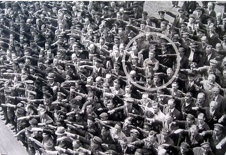 Nazi Mitinginde Nazi selamı vermeyi reddeden insanlığın umudu tek kişi.