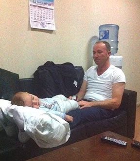 Kaza yapan bir ailenin çocuğuna mama verip ayağında sallayarak uyutan Sakaryalı sağlık görevlisi