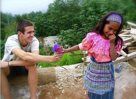 Guatemala'da yerli kız çocuğuna jest yapıp sevindiren genç.