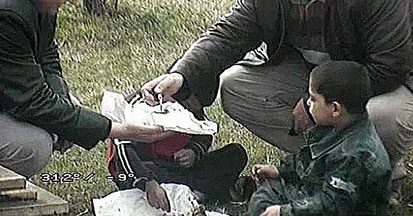 Kilis'te doğumgünü kutlamak isteyen ama mumları bir türlü yakamayan 2 çocuğu Mobese'den görüp yardımlarına koşan polisler.