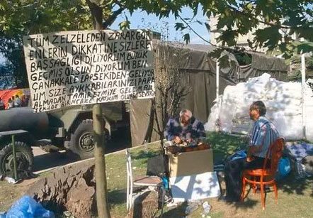 Van depreminden sonra mağdur halkın ayakkabılarını tamir etmek için Van'a giden Çanakkaleli amca