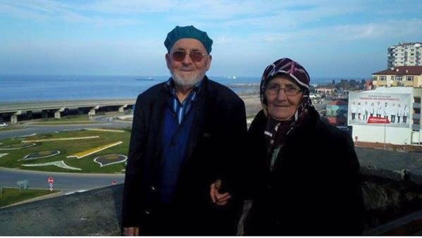 Peker Mert Öksüz, Trabzon’da kendisinden fotoğrafını çekmesini isteyen yaşlı çiftin pozunu Facebook adresinden paylaştı. Fotoğrafın hikayesi oldukça ilginç.