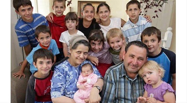 Dünyanın En Fazla Çoğul Doğuran Kadını:<br /><br /> Rus Valentina Vassilyeva hayatı boyunca tam 69 çoklu doğum yaparak bu alandaki dünya rekorunu elinde bulundurmakta. Valentina ; 16 ikiz,7 üçüz 4 ‘de dördüz doğum yapmış! Tekil doğumlarda var ama, saymaya gerek yok...