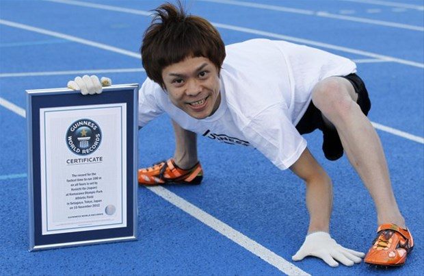 1 Kenichi Ito 4 ´ayak´ üstünde en hızlı adam. 100 metreyi 17.47´de koşuyor