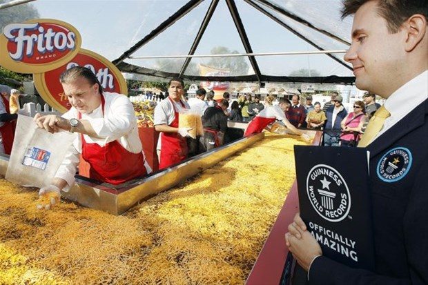 Şef Drew Deckman ve dünyanın en büyük turtası. Tam 601 kilo
