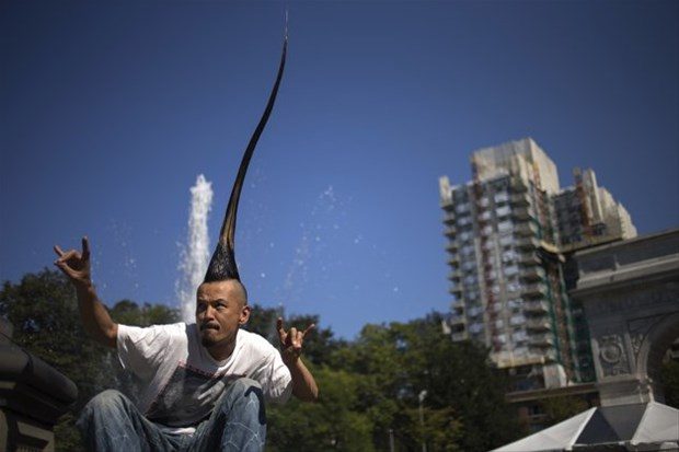 En uzun mohavk saçı ile Kazuhiro Watanabe. Yaklaşık 1 metre uzunluğundaki saçlarıyla