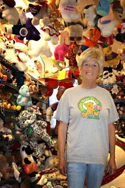 7790 adetlik oyuncak ayı koleksyonuyla 63 yaşındaki Jackie Miley
