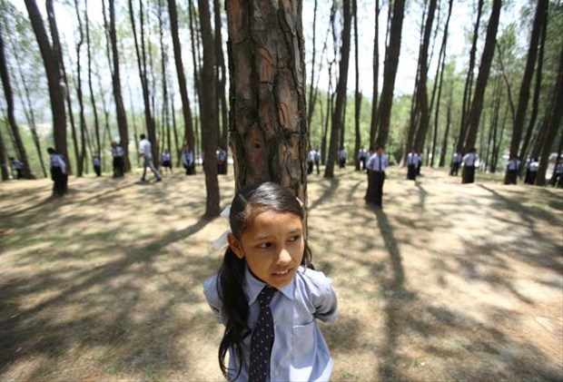 Dakika boyunca ağaca sarılan en kalabalık çocuk topluluğu Kathmandu´dan