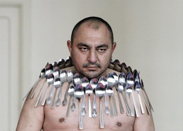 Etibar Elchiyev 50 metal kaşığı manyetize olarak vücudunda tutabiliyor...