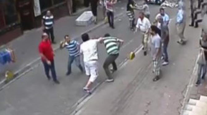 İrlandalı Turist Aksaray'da kalabalık esnafla tek başına kavga etti