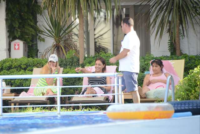 Tatiline Bodrum'da devam eden Ebru Gündeş'in kızı ile geçirdiği dakikalar objektiflere yansıdı.