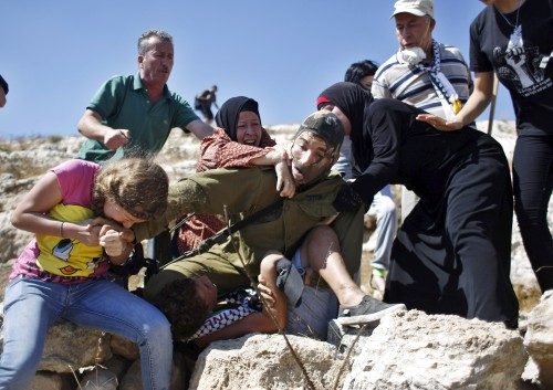 Batı Şeria'da Yahudi yerleşim birimi inşası ve ayrım duvarını protesto eden Filistinli göstericilere İsrail askerleri sert şekilde müdahale etti.