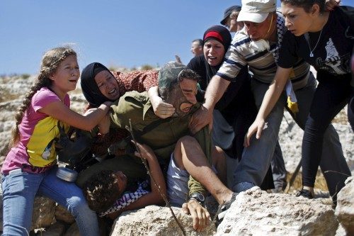 Filistin'de 2000 yılında patlak veren "Aksa İntifada'sının" ardından, İsrail yönetimi, kendilerine yönelik saldırılara engel olma gerekçesiyle 2002 yılında Ayrım (Utanç) Duvarı'nın inşasına başlamıştı.