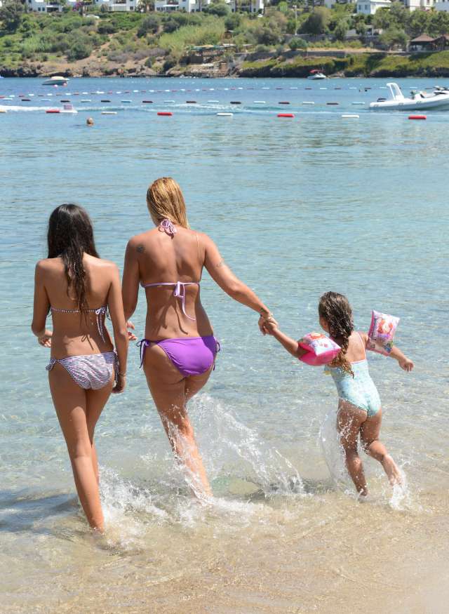 Kızları ile Bodrum'da tatil yapan Erçetin, önceki gün X Beach'teydi.