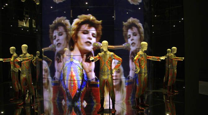 david1 Bowie'nin haritasında Ay düğümleri 9 derece Yay ve İkizler hattında yer almaktadır ve 10. Ev dediğimiz şan-şöhret-ün- tanınma alanında bulunmaktadır.