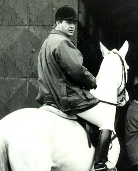 Almanca ve İngilizce bilmekte olan Mustafa Koç, Fenerbahçe Spor Kulübü kongre üyesidir ve İstanbul Golf Kulübü'nün başkanlığını yapmaktadır. Hobileri arasında golf, binicilik, havacılık ve Scuba sayılabilir.