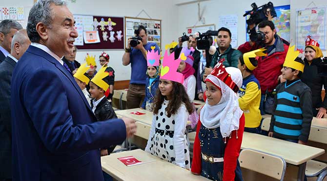 Adana'nın merkez Seyhan ilçesindeki okullarda eğitim hayatına devam eden Suriyeli öğrenciler de karnelerini aldı.