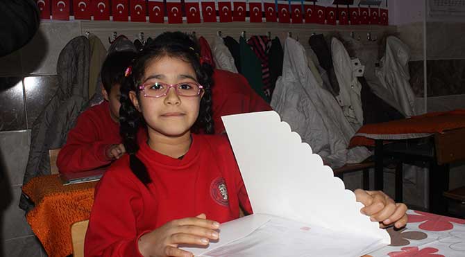 Adana Yunus Emre İlkokulu'nda düzenlen törende öğrenciler karne heyecanı yaşadı.