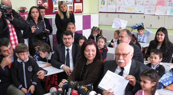 Milli Eğitim Bakanı Nabi Avcı Beykoz Güzelcehisar İlkokulu'nda karne dağıttı. Bakan Avcı velilere seslenerek karneye yansıyan kotu notlardan dolayi öğrencilere kızma ve korkutma gibi olumsuzluklarda bulunmamalarını istedi. CİHAN