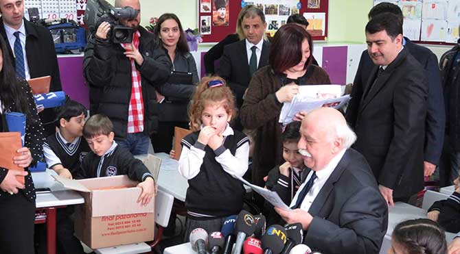Milli Eğitim Bakanı Nabi Avcı Beykoz Güzelcehisar İlkokulu'nda karne dağıttı. Bakan Avcı velilere seslenerek karneye yansıyan kotu notlardan dolayi öğrencilere kızma ve korkutma gibi olumsuzluklarda bulunmamalarını istedi. CİHAN