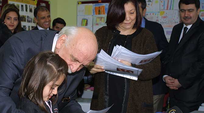 Milli Eğitim Bakanı Nabi Avcı Beykoz Güzelcehisar İlkokulu'nda karne dağıttı. Bakan Avcı velilere seslenerek karneye yansıyan kotu notlardan dolayi öğrencilere kızma ve korkutma gibi olumsuzluklarda bulunmamalarını istedi. CİHAN