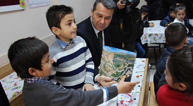 Batman Valisi Azmi Çelik, karne dağtıtımı törenine katılarak öğrencilere yap-boz kartları dağıttı. DHA