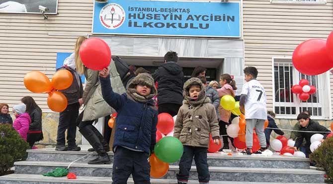 İstanbul'un Beşiktaş İlçesi'nde Hüseyin Aycibin İlkokulu'nda yapılan resmi karne töreni sonrasında Beşiktaş Belediye Başkanı Av. Murat Hazinedar ile Beşiktaş İlçe Milli Eğitim Müdürü Dr. Önder Arpacı öğrencilere karnelerini verdiler. Sömestr tatili öncesinde Beşiktaş ilçesinde Hüseyin Aycibin İlkokulu'nda yapılan resmi karne töreni sonrasında öğrenciler, veliler ve öğretmenlerin şişirdiği 1800 balonu patlatarak tatil için start verildi.